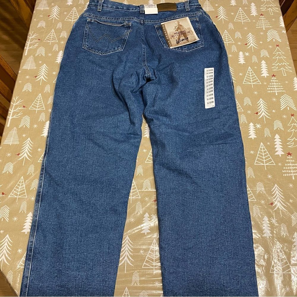 NWT Wrangler Relaxed Fit Womens Insulated Jeans, size 30Wx30L. (J64) - Picture 4 of 11